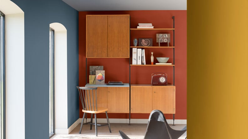 woonkamer met de kleuren Denim Drift, 85% Rabarber en 100% Duinpan