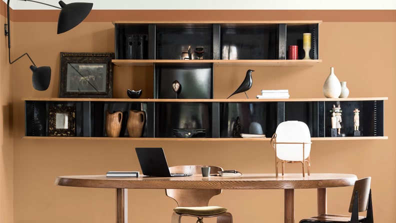 vintage eetkamer met muren in de kleur Spiced Honey