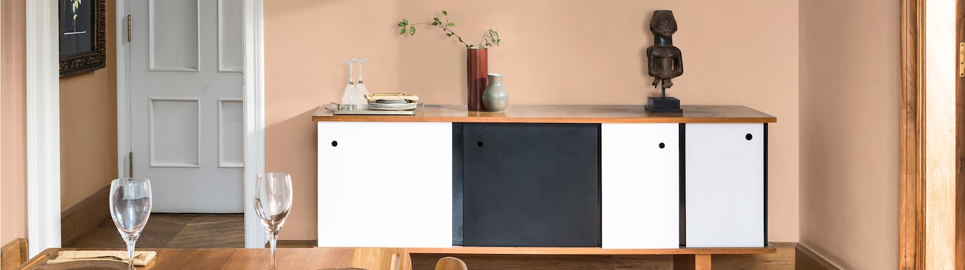 een eetkamer met vintage stoelen en muren in de kleuren Schemerroze en Joyful Ruby