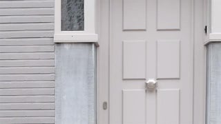 Hoe lak je houten kozijnen en deuren buiten