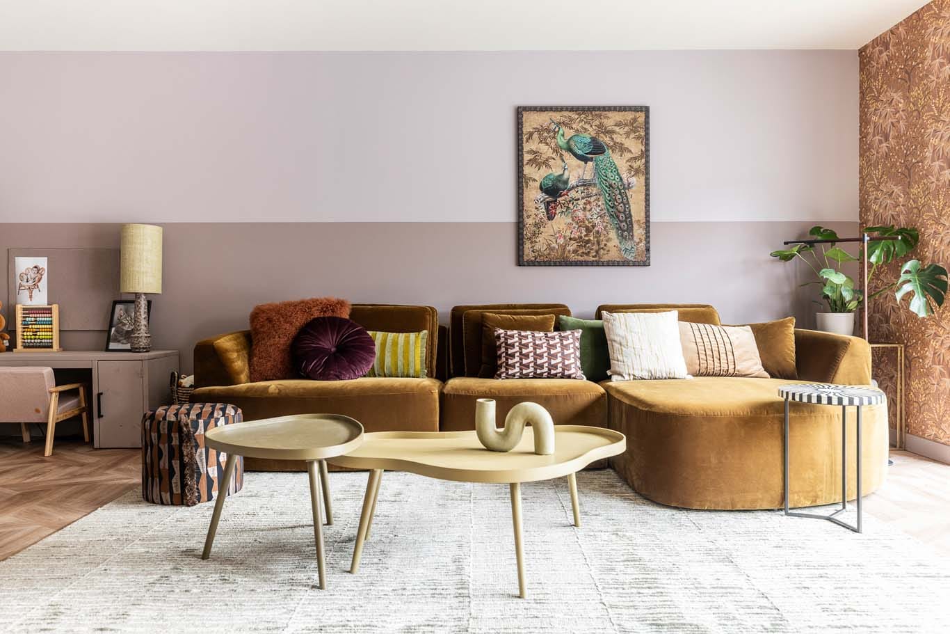 Een warme woonkamer met zachte tinten