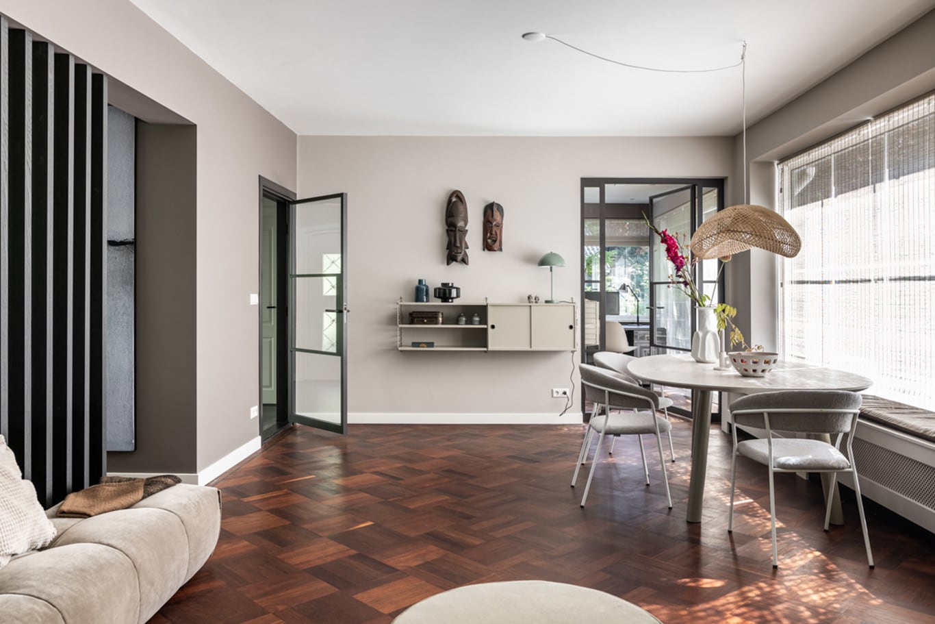 Rustige woonkamer met naturel kleuren