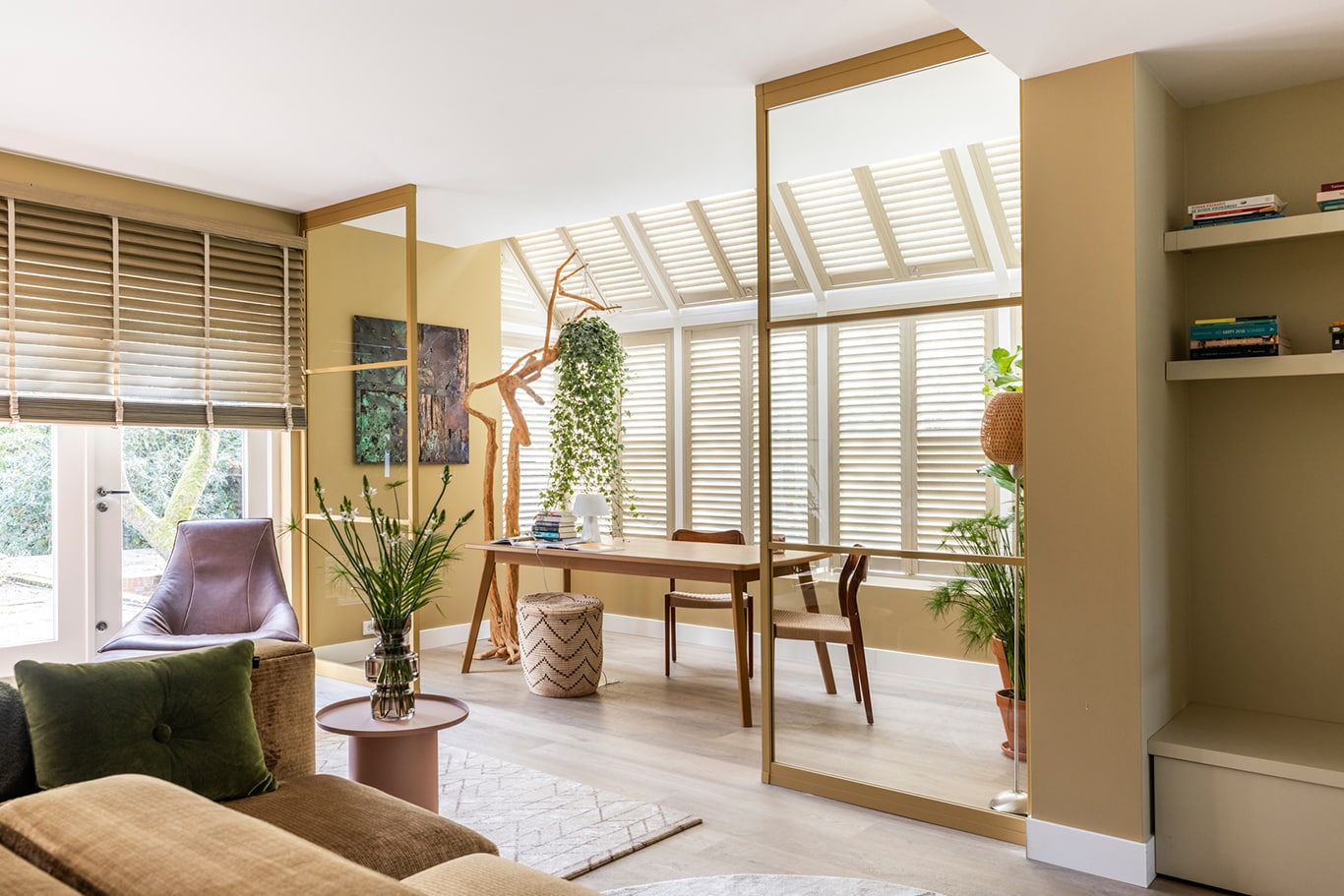 Neutrale kleurrijke serre met veel licht