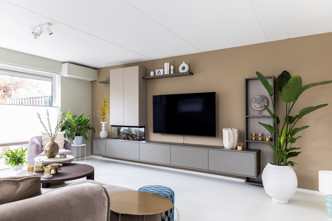 Een warme woonkamer met zachte tinten