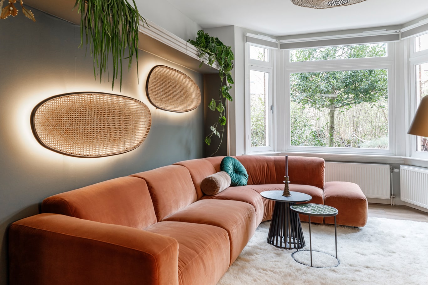 Een warme woonkamer met zachte tinten