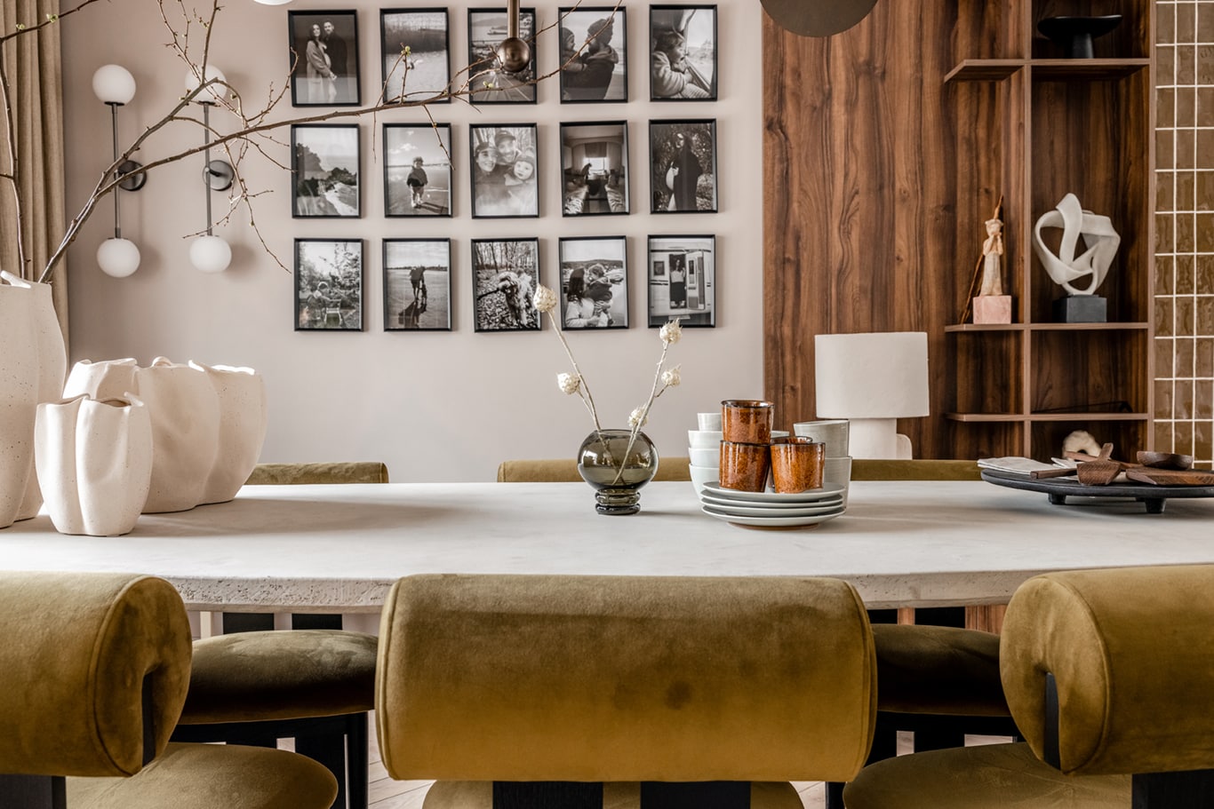 Een warme persoonlijke eetkamer met neutrale kleuren