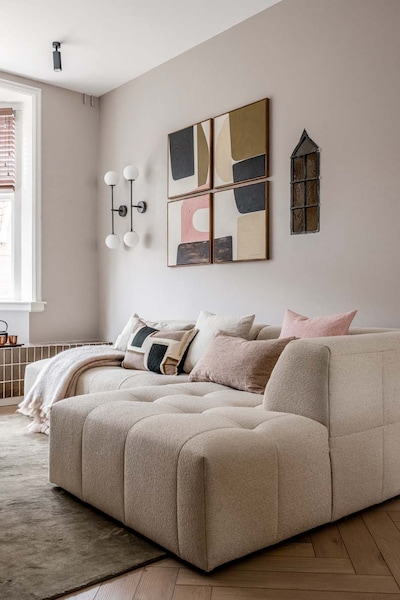 Bank met zicht op schilderijen op de muur