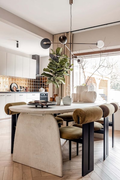 Uitzicht op eettafel met op de achtergrond de keuken