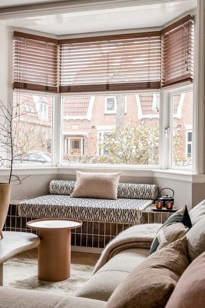 Erker met een zitje bij het raam