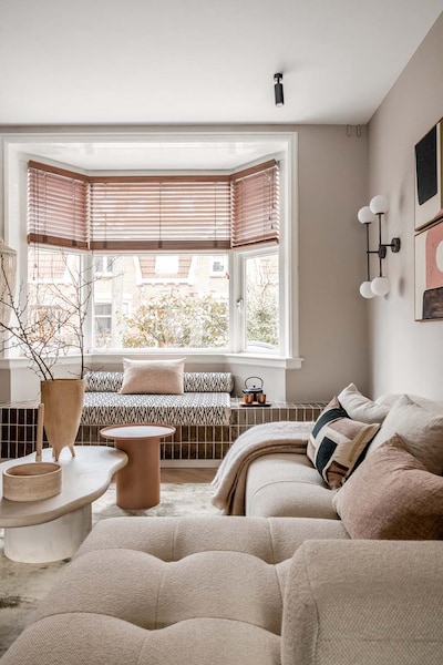 Bank met uitzicht naar buiten