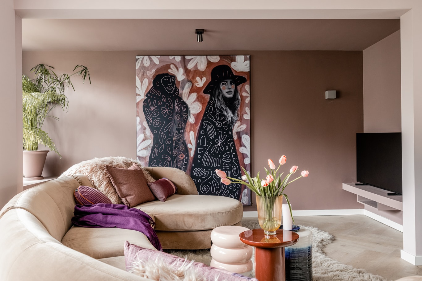 Paarsen en rozen in een warme woonkamer