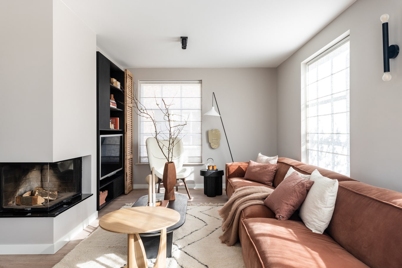 Een geschilderde lambrisering in de woonkamer