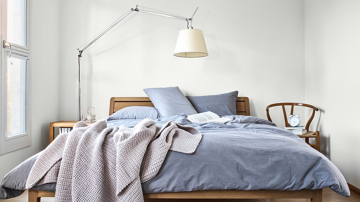 Een frisse slaapkamer door het gebruik van RAL 9016