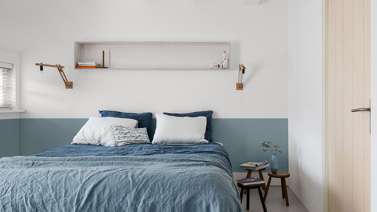 Door een koelere wit komt het blauw meer tot zijn recht in een interieur