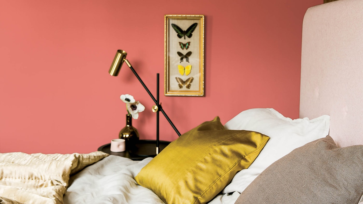 Combinar un rosa rojizo con un gris acero es una forma muy inteligente de darle un toque de belleza al dormitorio sin que parezca demasiado empalagoso.