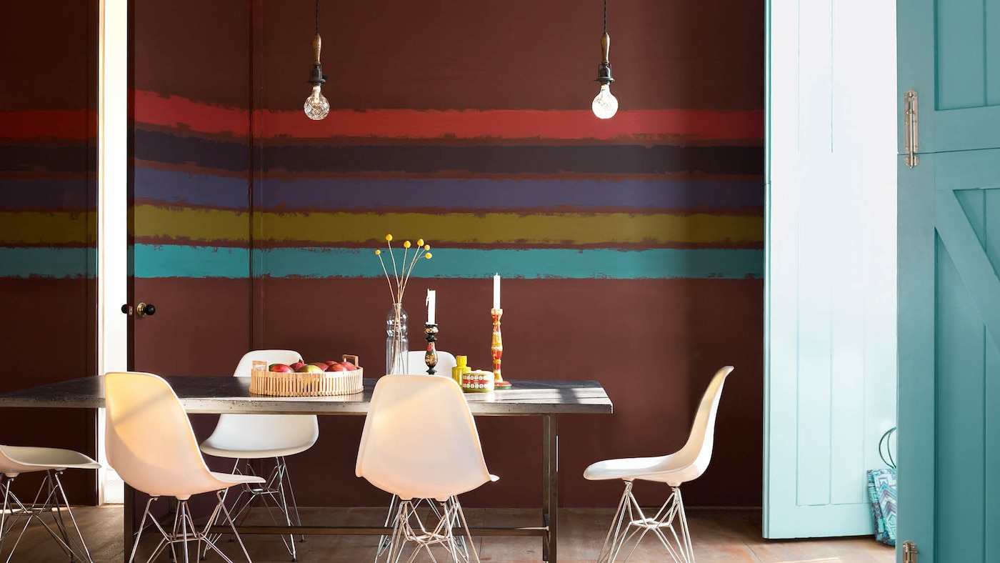 Si tu comedor forma parte de una sala más grande sin paredes interiores, sería una buena idea definir el espacio con un efecto de pintura colorido y osado.