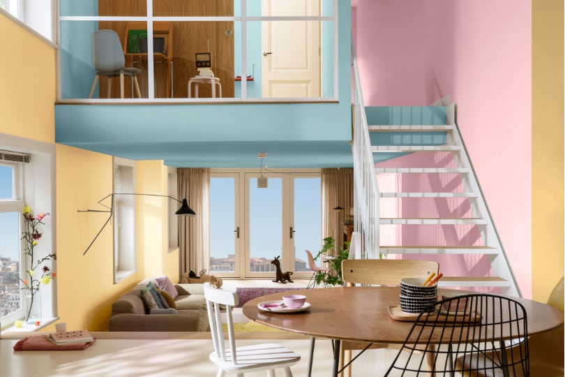  apartamento de dos pisos con paredes candy colors