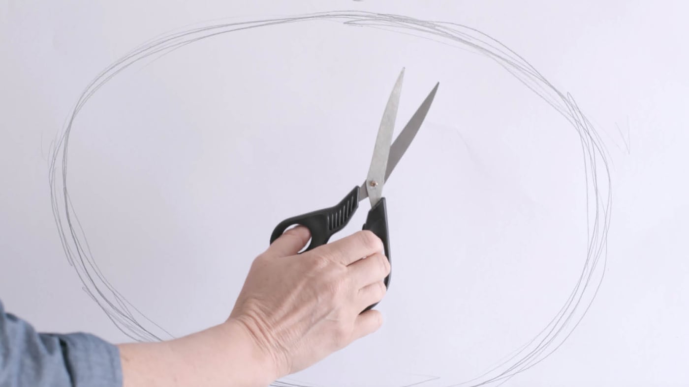 Dibujá la forma ovalada en papel y recortala