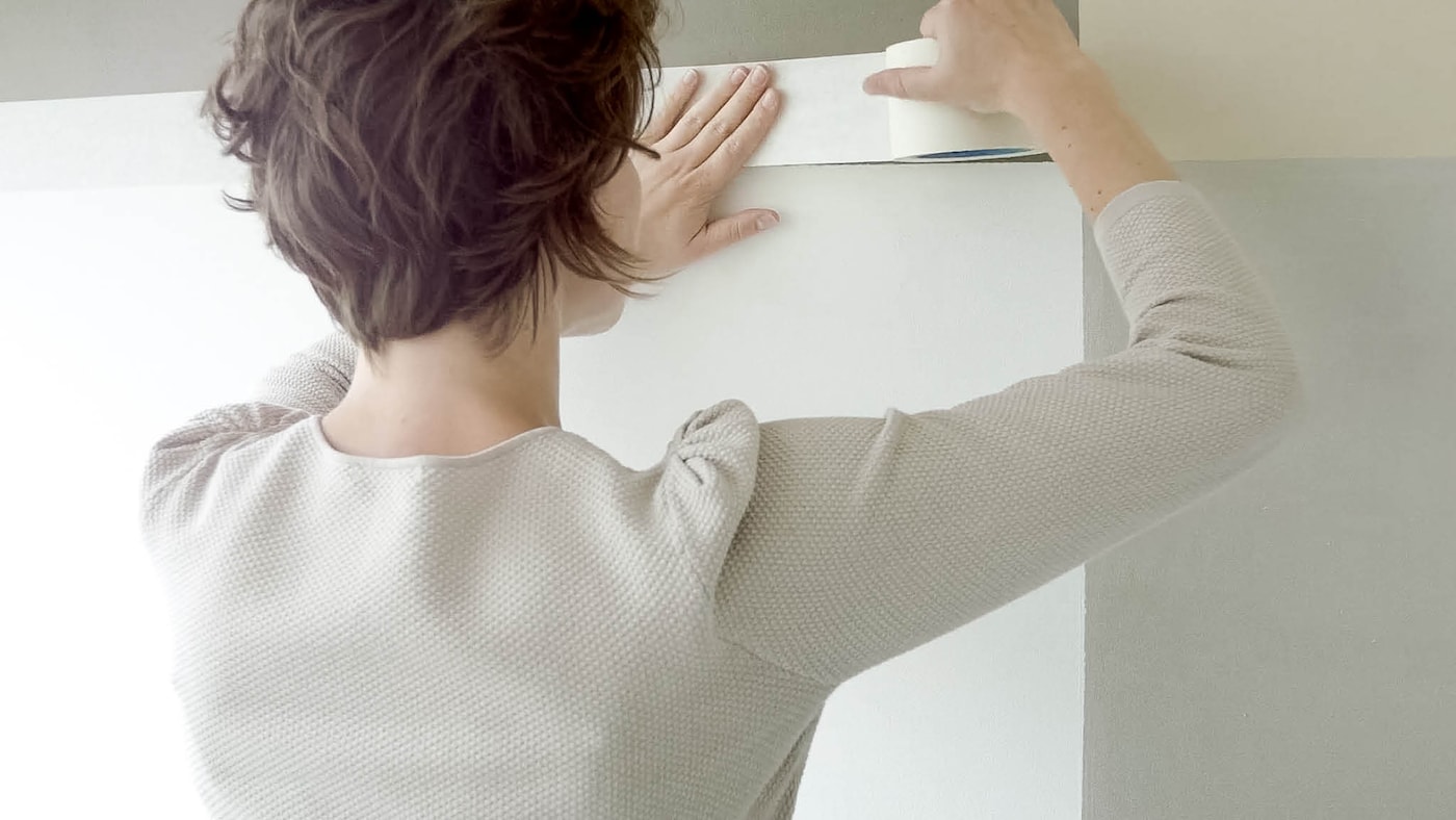 Cubrí los enchufes, los marcos de las ventanas, los huecos, los pomos de las puertas y cualquier cosa que no quieras pintar con cinta de enmascarar.