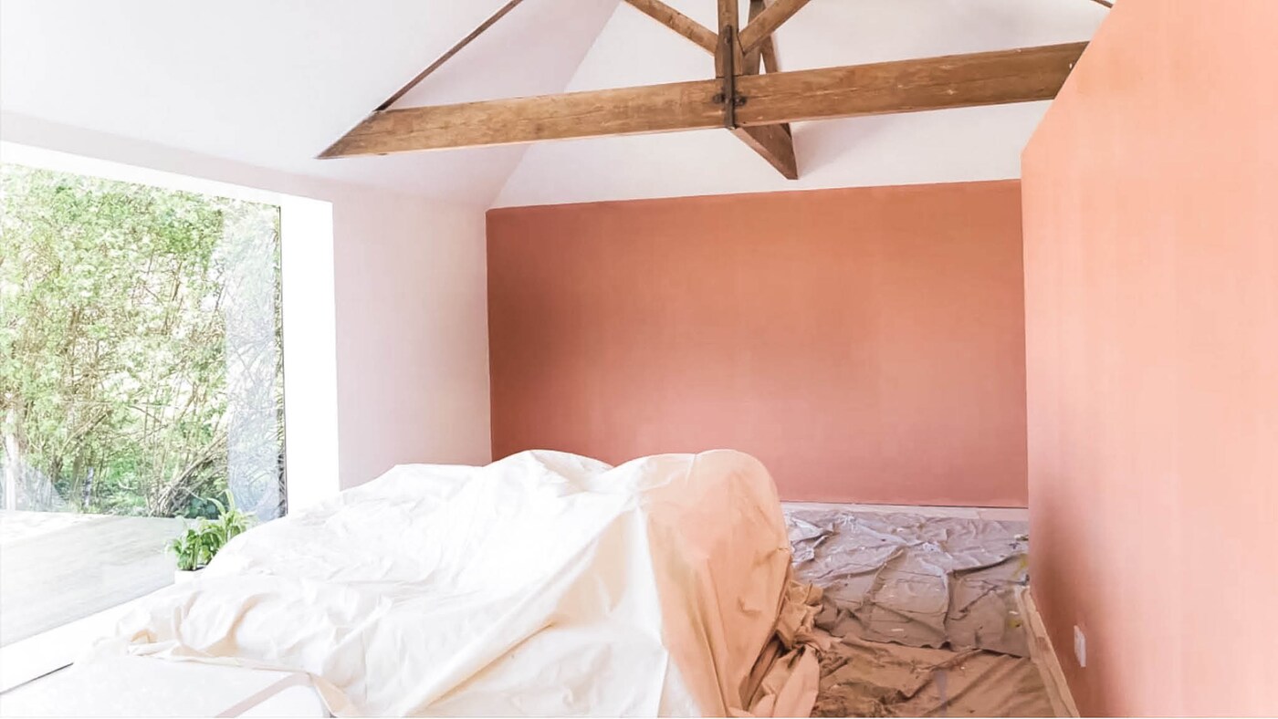 Si no tenés espacio para retirar todos los muebles de la habitación, cubrilos con telas o sábanas de plástico.