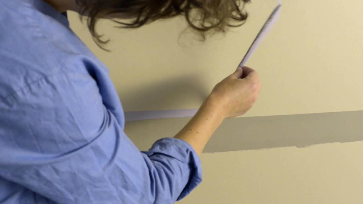 Cuando la pintura esté casi seca, retirá con cuidado la cinta de enmascarar.