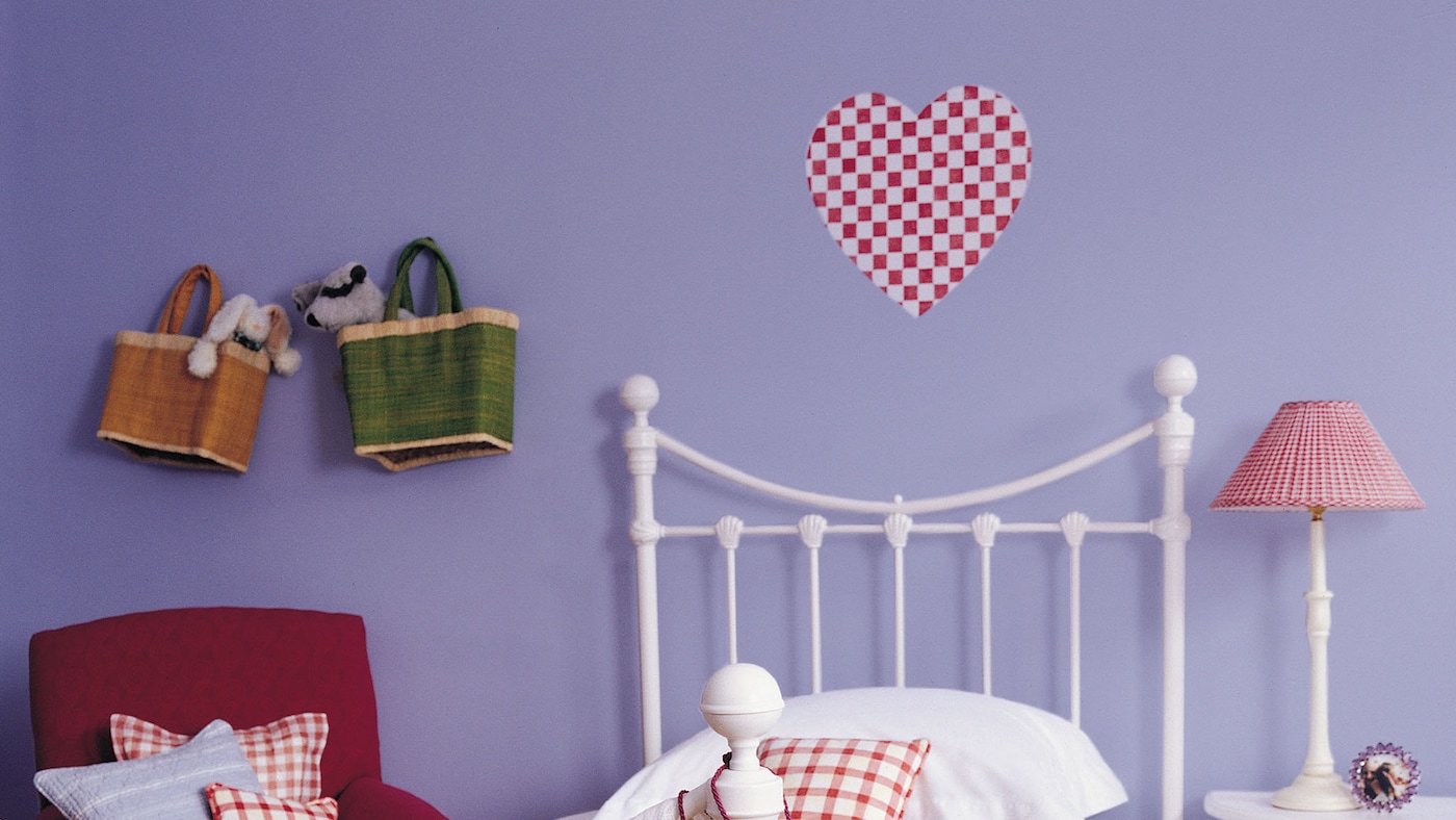 Probá decorar con violeta para un dormitorio versátil de niñas