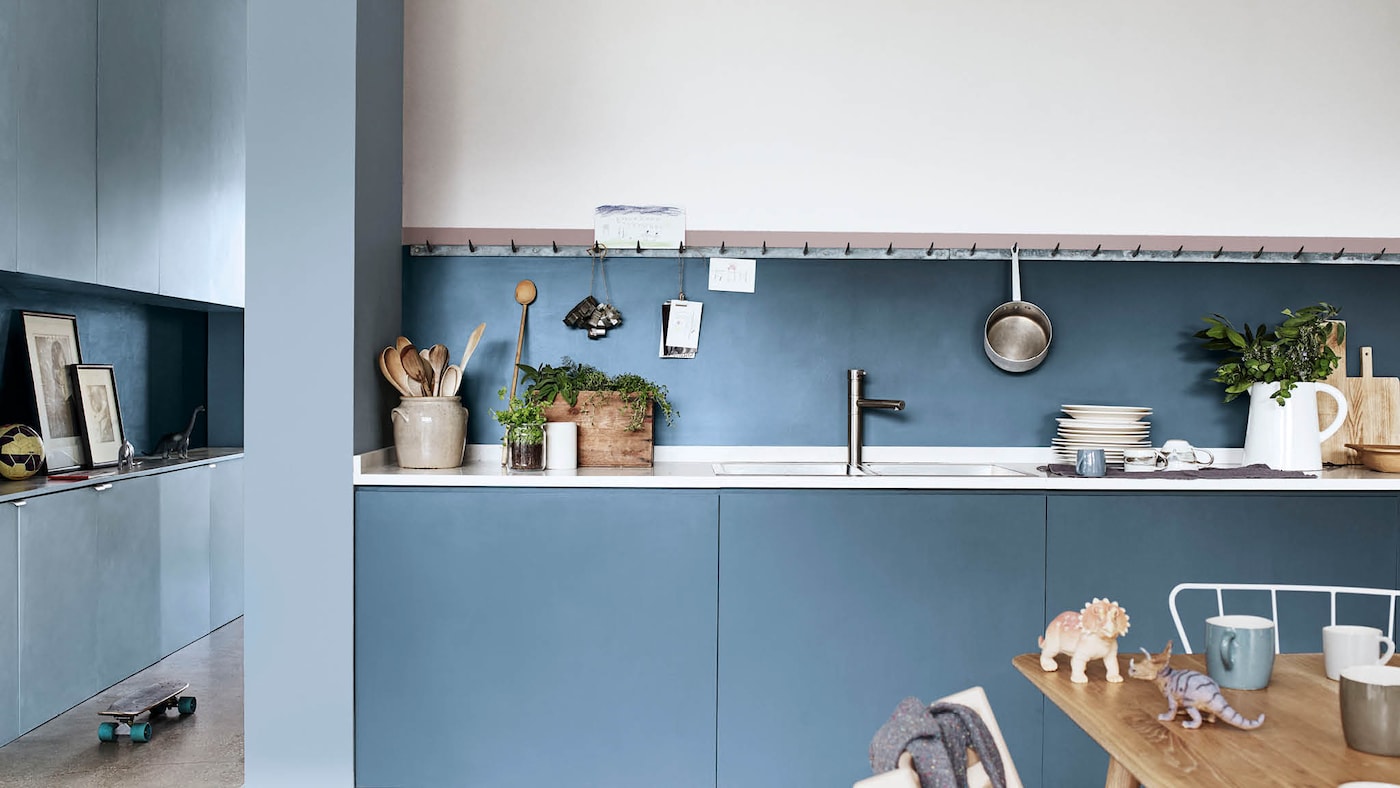 Cocina azul y blanca