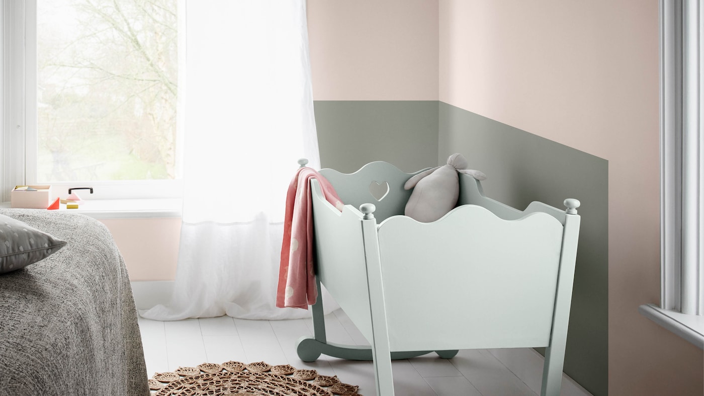 Según un estudio de AkzoNobel, más del 17% de los padres primerizos transforman una esquina de su propio dormitorio en una habitación del bebé si no tienen mucho espacio.