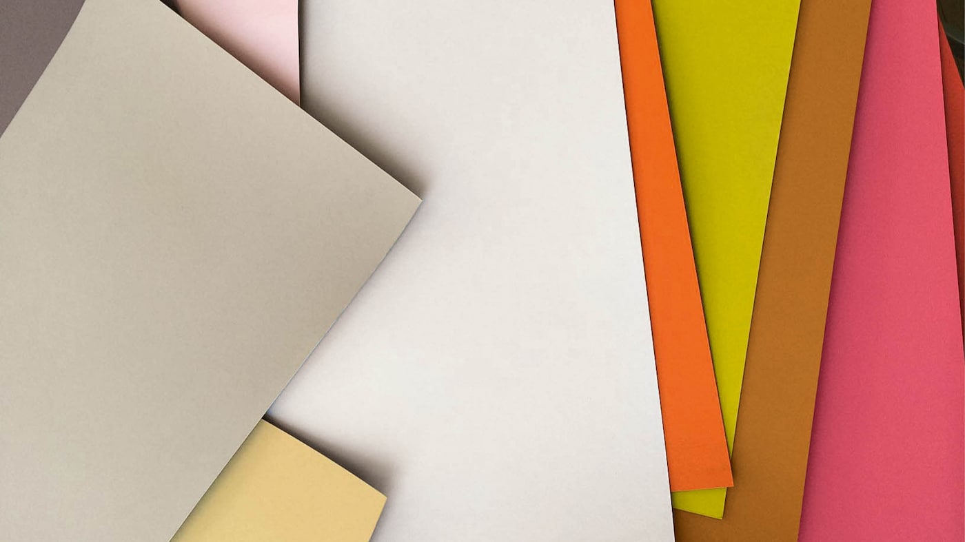 Si tenés techos altos y querés crear un ambiente acogedor, te interesará elegir colores de la parte cálida del espectro, como fucsia, ciruela o mandarina.