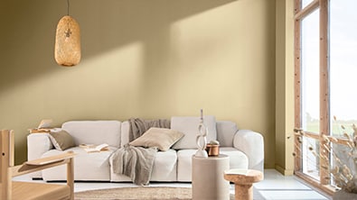 Living con paredes color heno