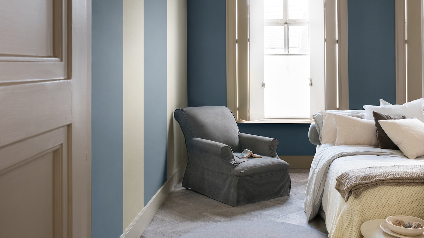 Couleur du quotidien, le bleu crée une ambiance apaisante et naturelle dans la chambre.