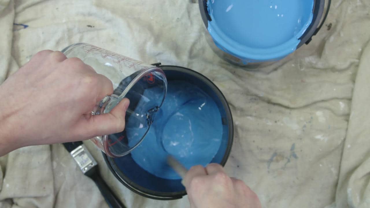 diluer la peinture avec eau pour créer un effet sur le mur