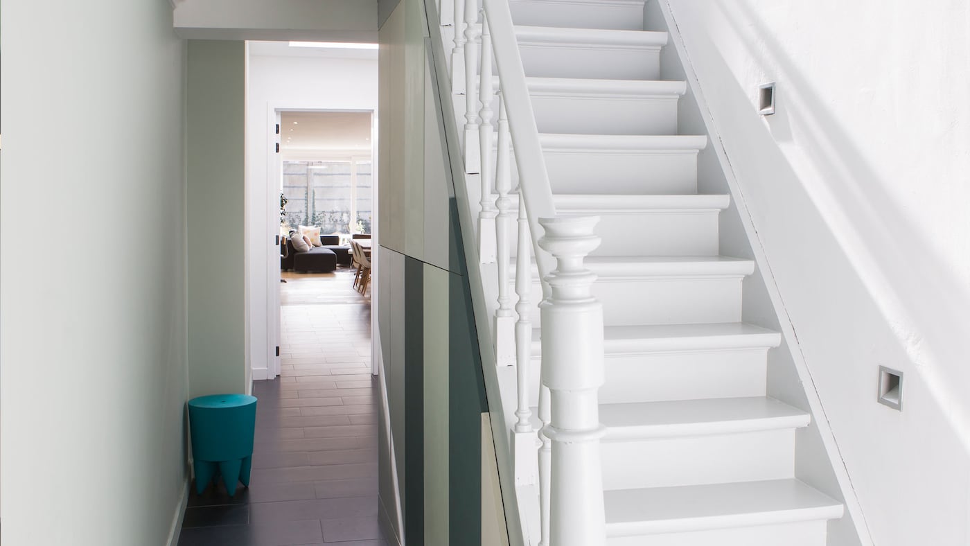  escalier en blanc- peinture - inspiration - Levis