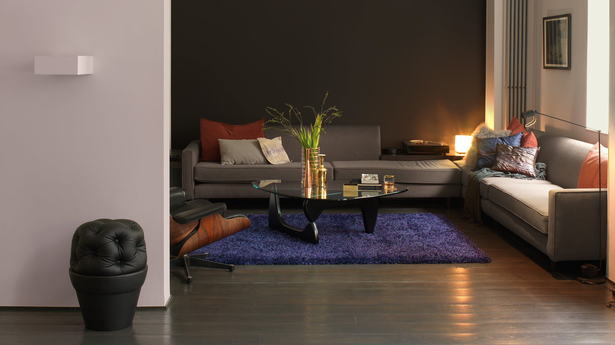 Associez une peinture murale plus théâtrale aux teintes délicates