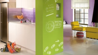 Créez le contraste entre un decor industriel et des couleurs pop