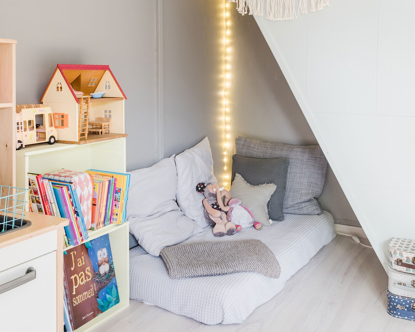 un coin douillet dans une chambre d'enfant