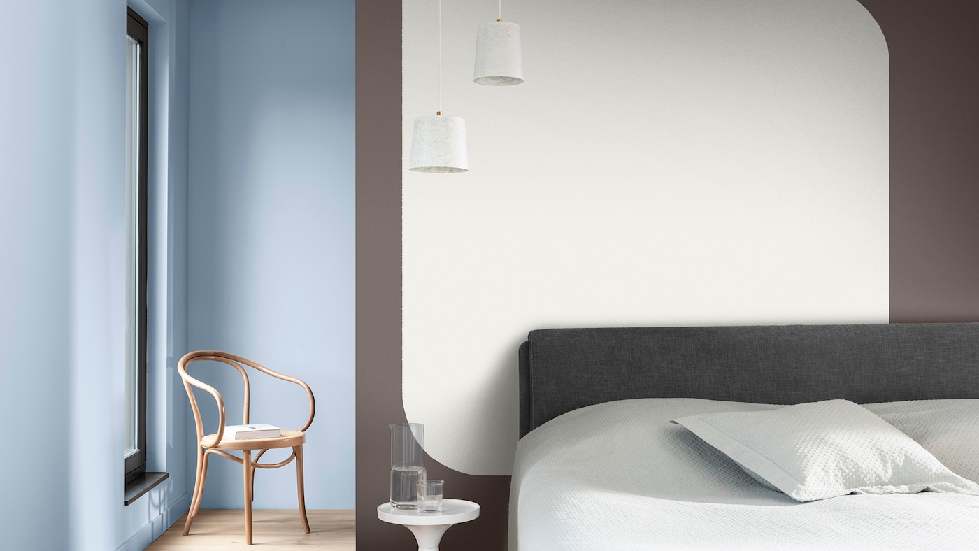 Chambre bleue avec mur marron et blanc derrière le lit