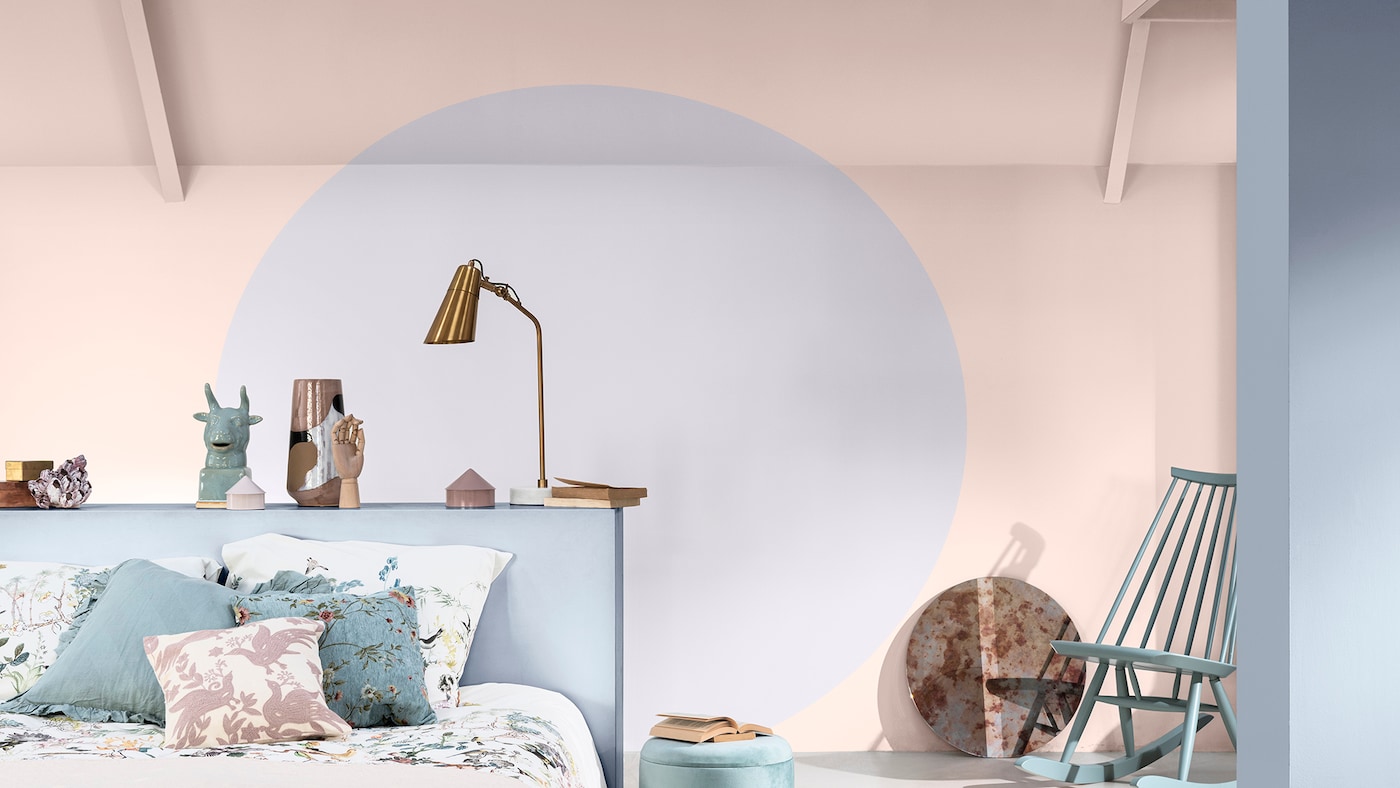 Chambre aux couleurs pastel avec cercle peint sur le mur 