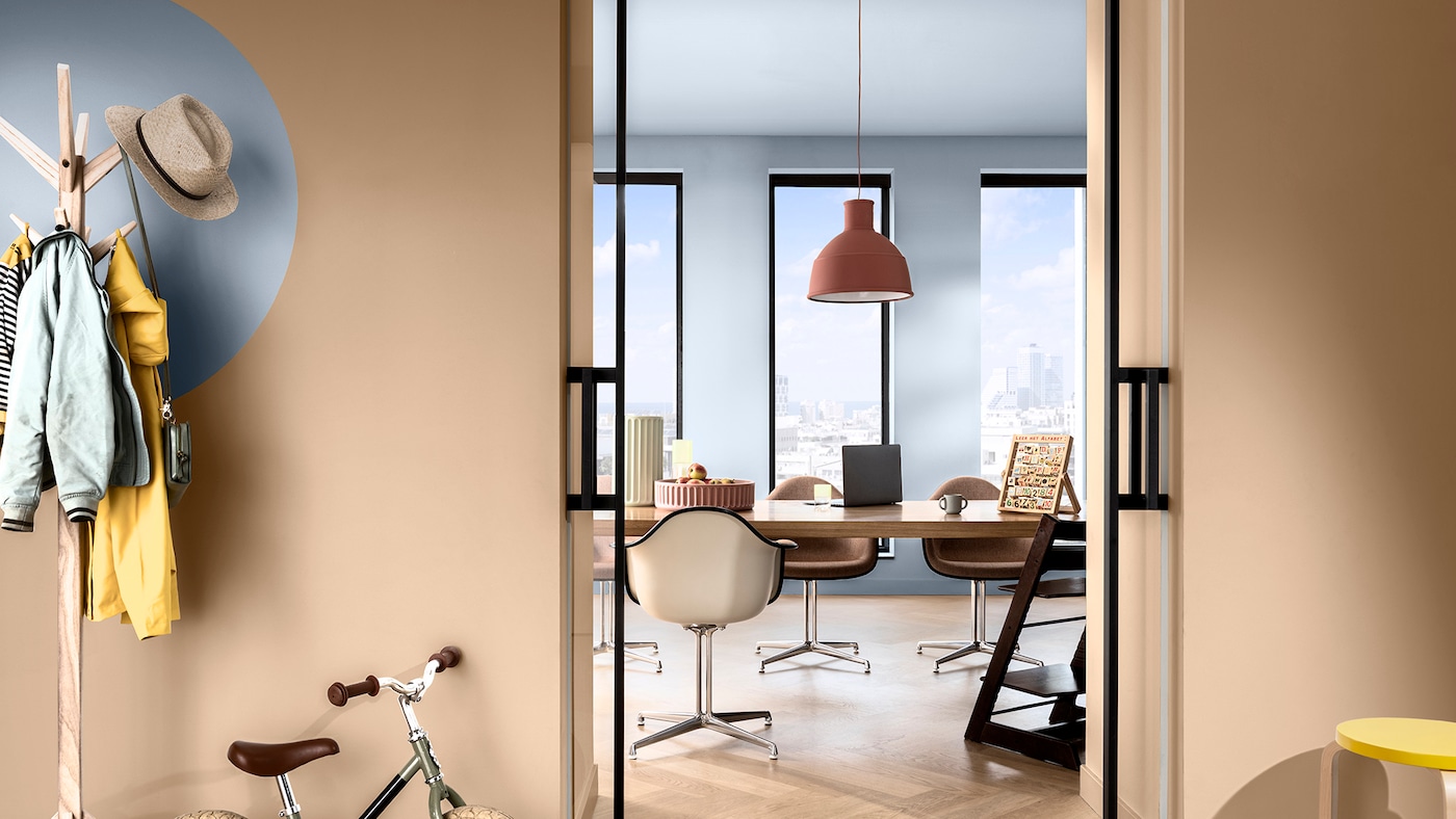 Cercle bleu sur mur marron avec pièce peinte en bleu de l’autre côté