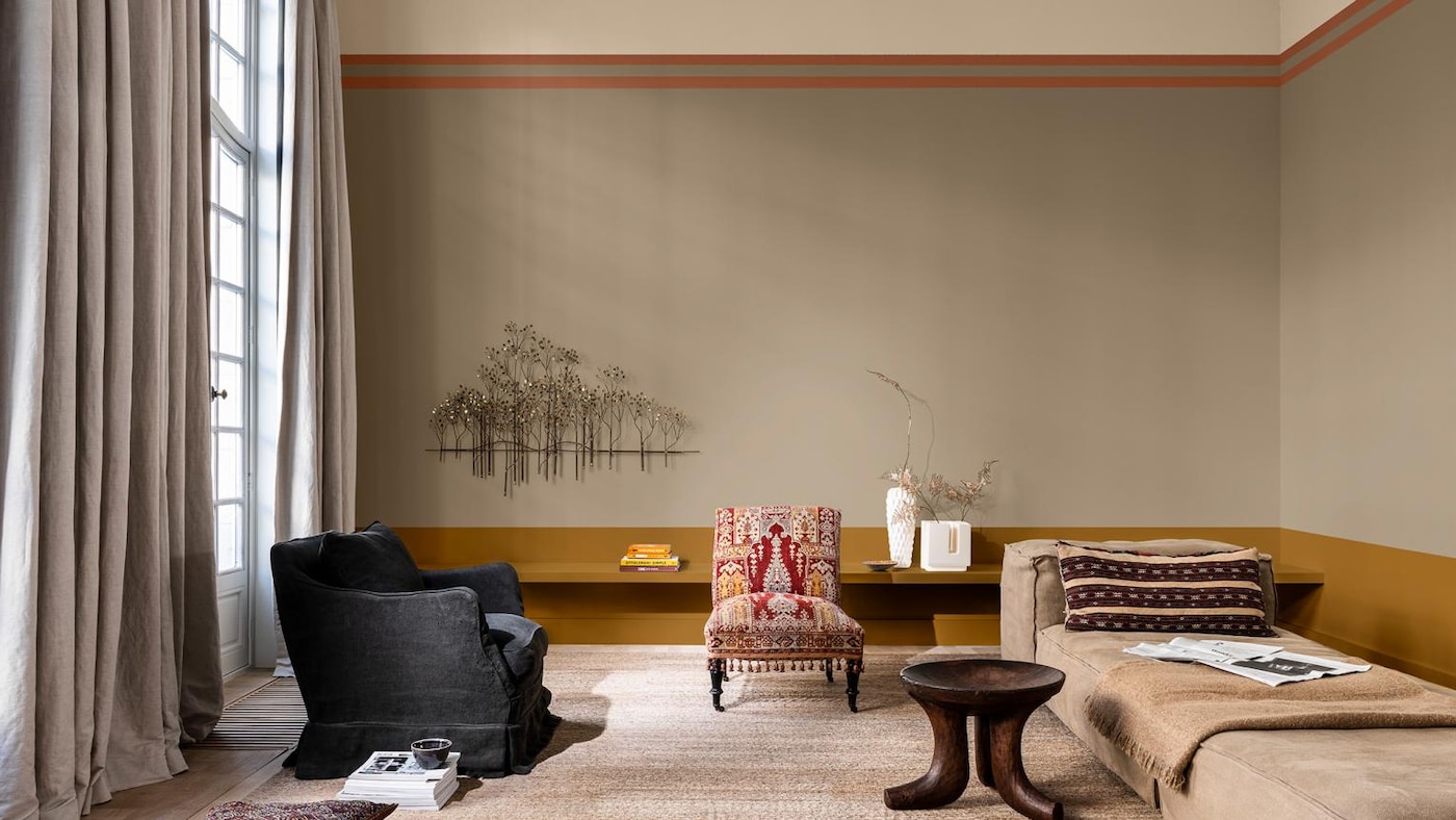 Woonkamer geschilderd in Brave Ground met een lage gouden horizon en een crèmekleurige bovenaan opgedeelde muur