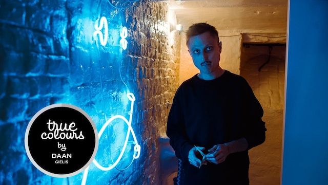 Beeldend kunstenaar Daan Gielis combineert offwhites met neon