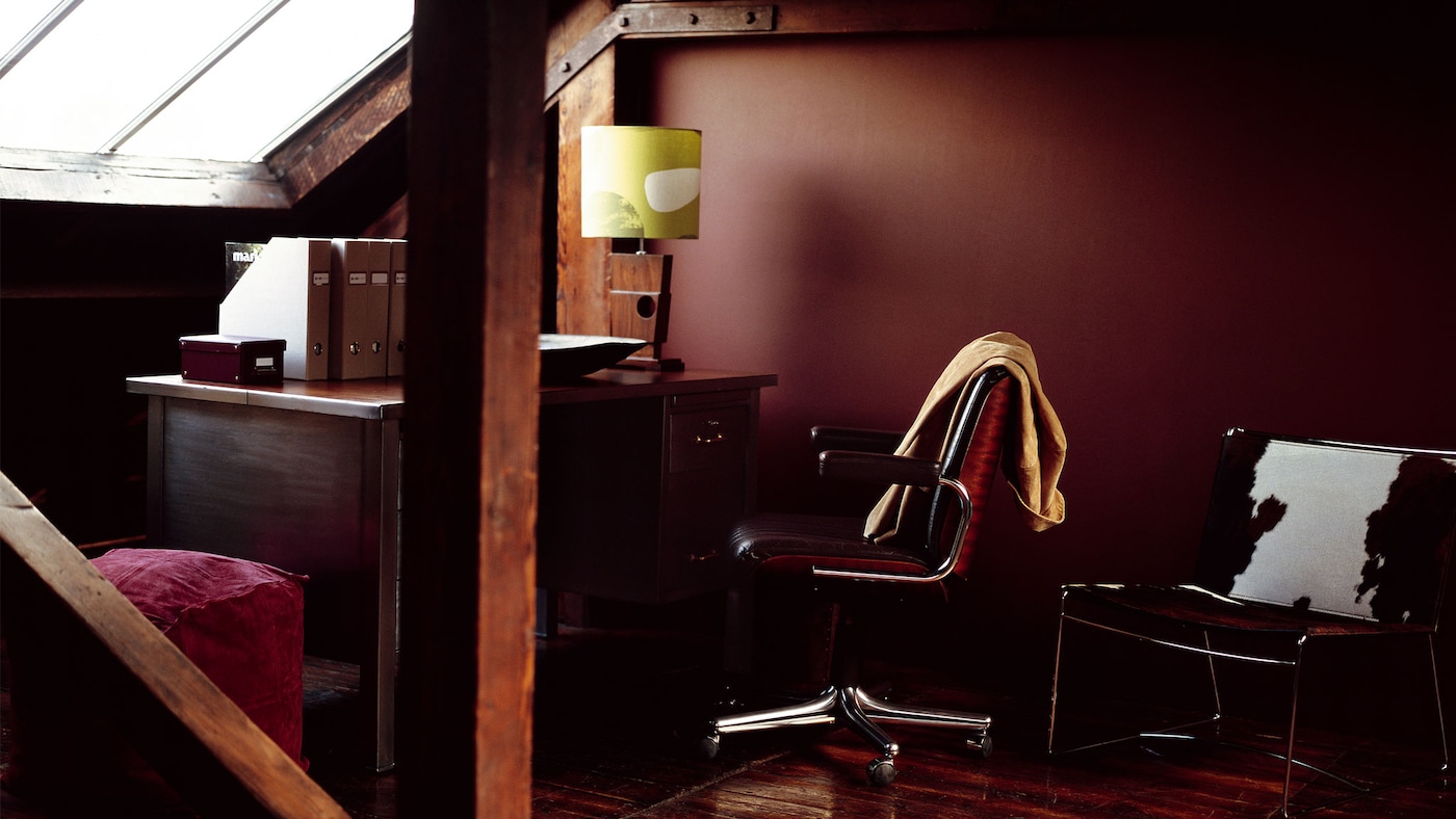 bureau in donker rode kleuren