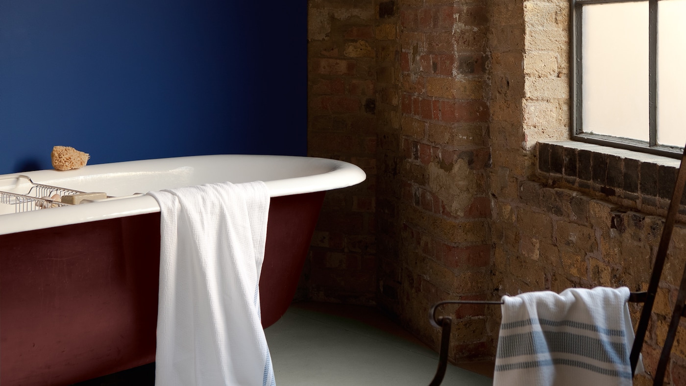 Geef een badkamer met rustieke inrichting een blauwe opkikker + kleuren en producten