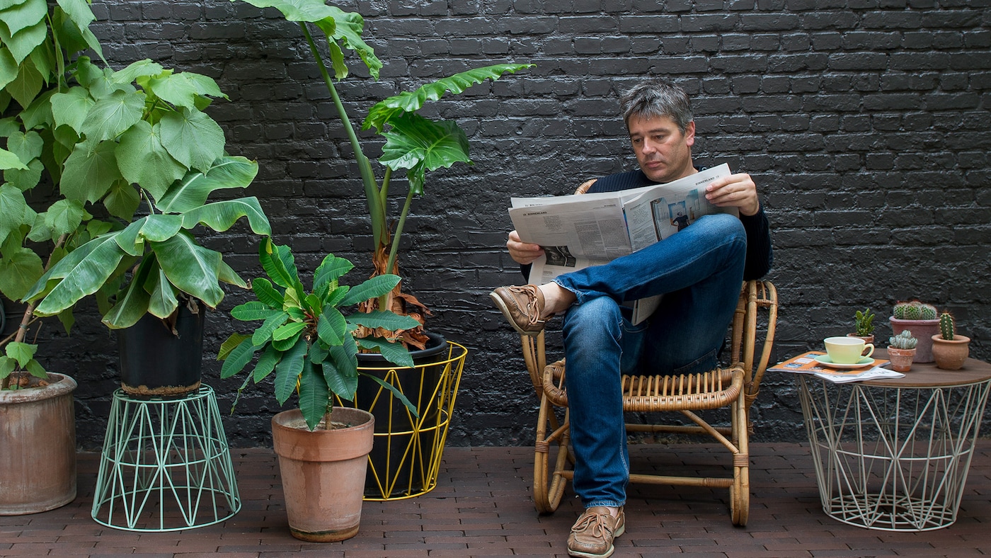 Moderne bakstenen muur met grijze verf in stadstuintje