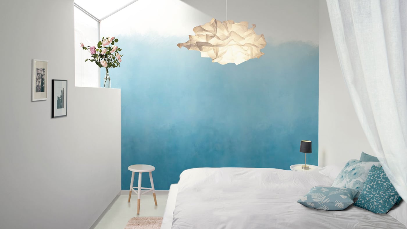 Romantische slaapkamer met blauw ombre effect op de muur