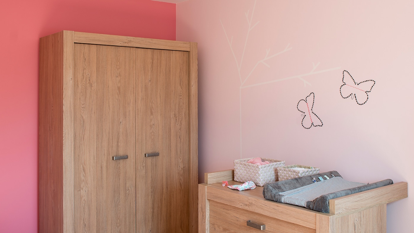 vlinders op de muur in kinderkamer