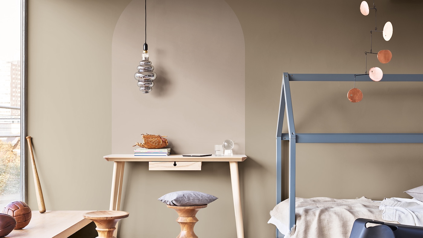 Geschilderde boog boven bureau met kinderbed