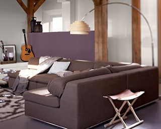 Natuurlijke en organische woonkamer in grijstinten