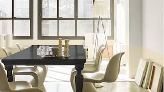 Minimalistsche woonkamer in 3 soorten witte verf