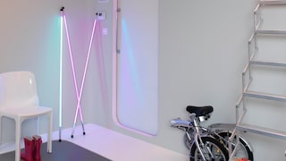 Ga voor futuristisch met snoeproze kleuren en koel grijs